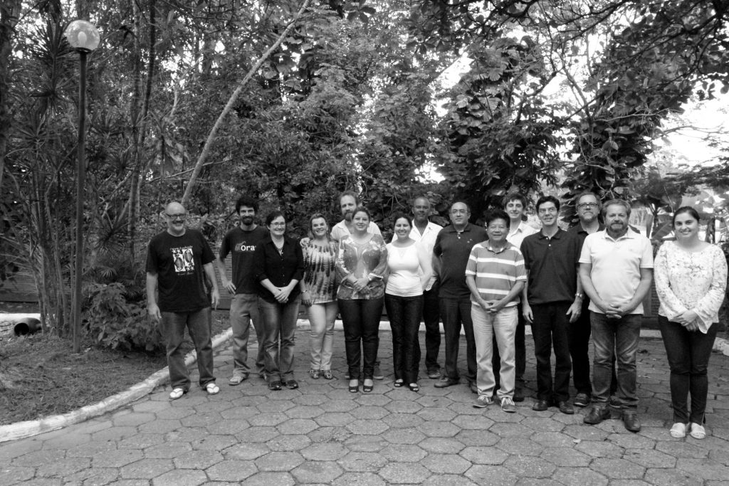 Kageyama (camisa listrada) com o Grupo de Estudos sobre Agrobiodiversidade em Florianópolis em abril de 2015
